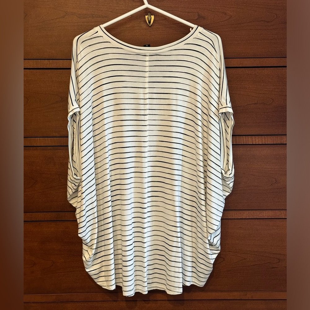 NWOT Karen Kane loose & comfy top - Picture 2 of 5